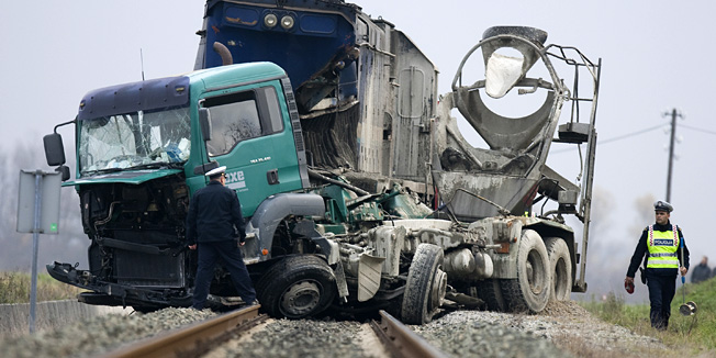 Kamion podletio pod vlak, 15 ozlijeđenih!