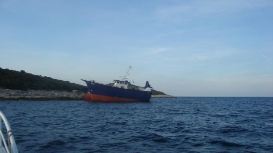 Zapovjednik broda “parkirao” ribaricu na hridi otočića Vodenjak