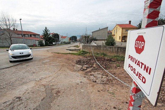 Vlasnici zemljišta zatvorili cestu uz Žmiriće