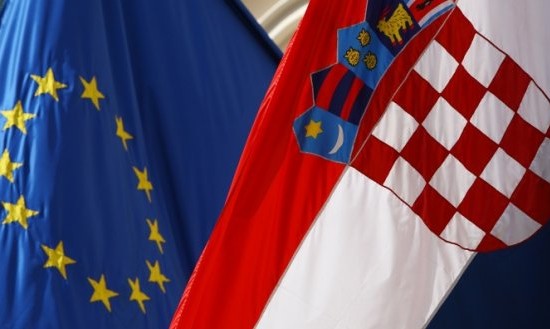 EUobserver: Zaustavite financijsku pomoć Hrvatskoj, pošaljite im strane suce!