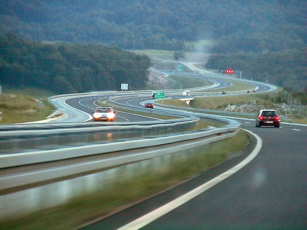 Vjerovali ili ne: mrtav pijan zaspao na Dalmatini, vozač ga uspio razbuditi i maknuti