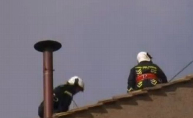 VIDEO: Postavljen dimnjak na krov Sikstinske kapele