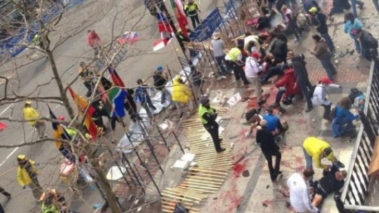POLICIJA POTVRDILA I TREĆU EKSPLOZIJU: Dvoje poginulih i deseci ozlijeđenih na Bostonskom maratonu