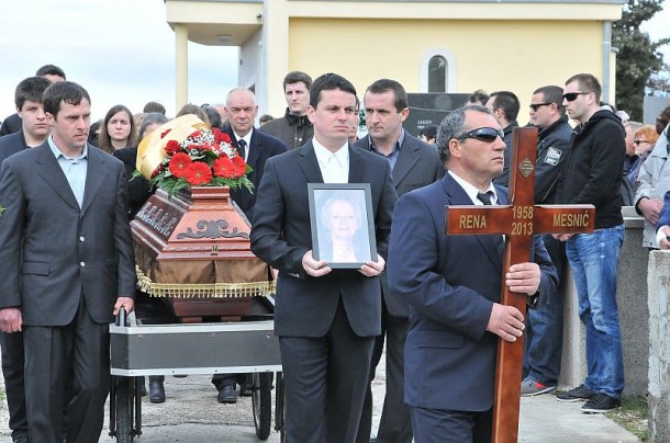 Stotine građana u tužnoj povorci i suze za dvije ubijene žene