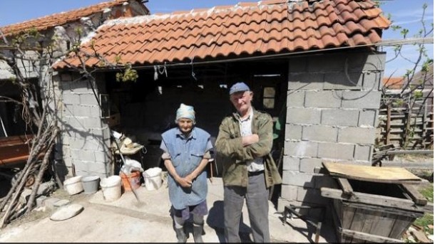 Stotinu mještana skočilo, razbilo vrata i vratilo deložirane starce u kuću