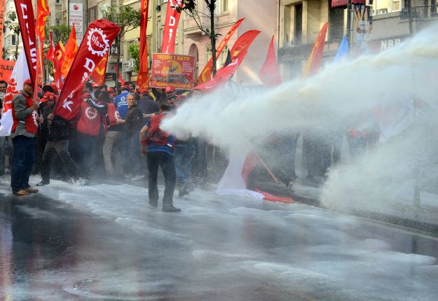 Suzavcem i vodenim topovima na prvomajske prosvjednike u Istanbulu