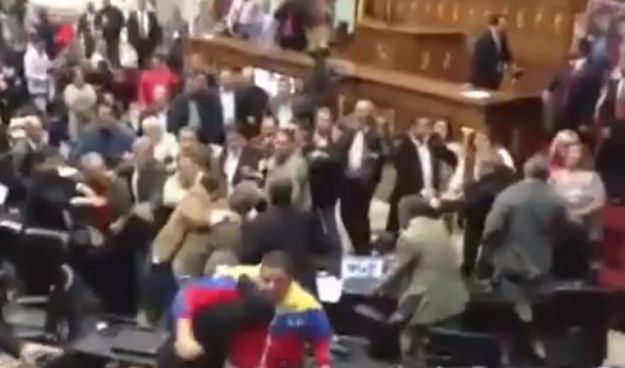 Letjeli stolovi i laptopi: 11 ozlijeđenih u masovnoj tučnjavi u venecuelanskom parlamentu