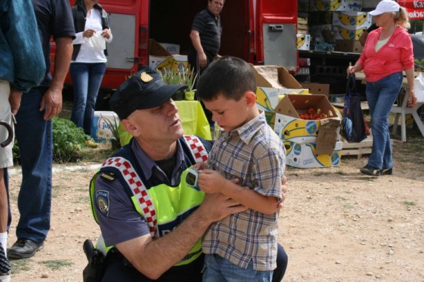 Policajac pomogao dječaku izgubljenom na Benkovačkom sajmu