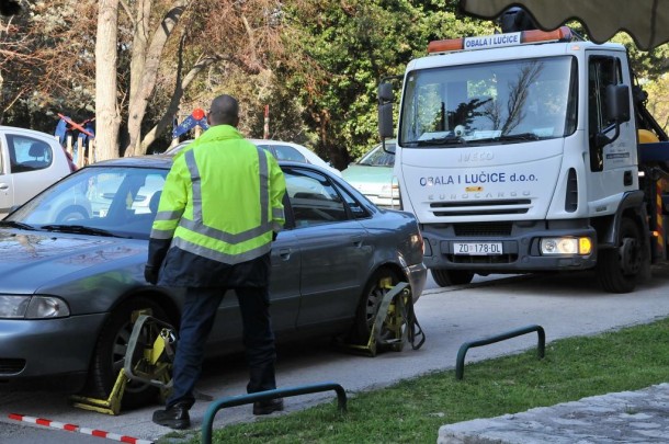 Pauk mu digao auto, a on napravio nered