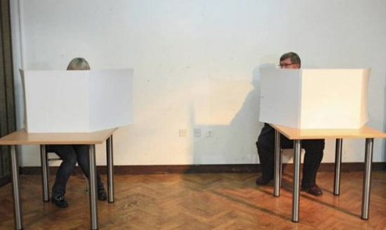 Drugi krug izbora: Izborna šutnja se krši – nudi se prijevoz, šalju poruke, letke dijele čak i djeca