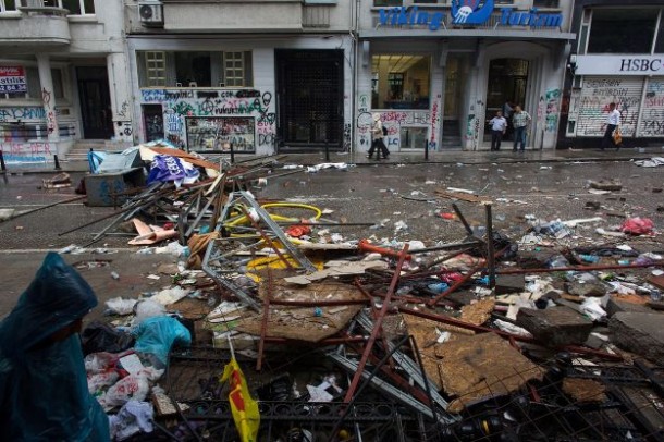 U jučerašnjim prosvjedima 2.000 ozlijeđenih, trg Taksim jutros prazan, Erdogan se sastaje s lažnim prosvjednicima