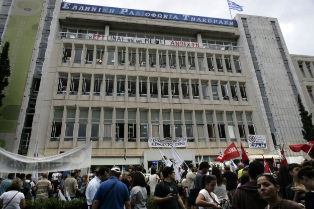 U Grčkoj zbog gašenja javne televizije opći štrajk, u Ateni građani i novinari izlaze na ulice
