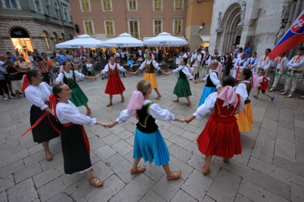 Slovaci zaplesali ispred katedrale sv. Stošije