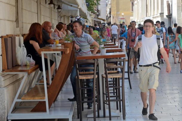 U slučaju hitne intervencije moraju omogućiti prolaz