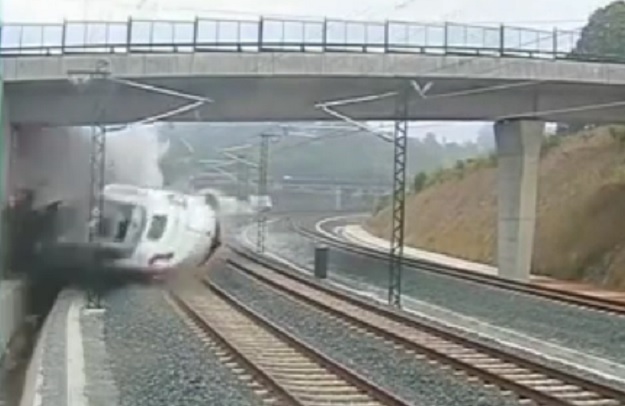 Zastrašujuć prizor: Nadzorne kamere snimile trenutak izlijetanja vlaka s tračnica u Španjolskoj