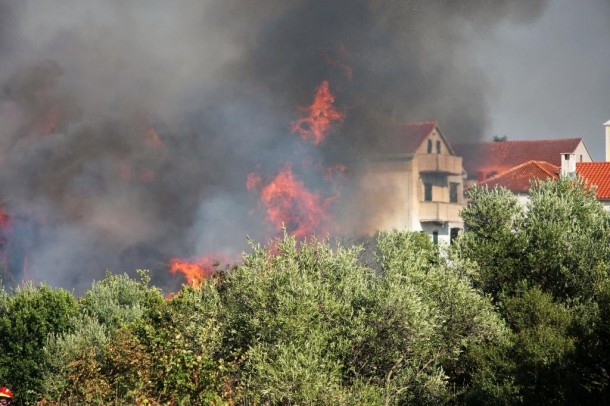 Vatrogasci obranili kuće na Plovaniji