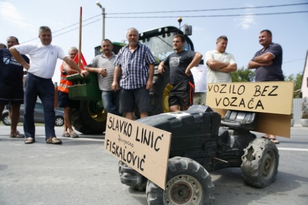 Nakon sukoba s policijom, seljaci nastavljaju s prosvjedima! Policija poručuje: Dosad smo bili obazrivi!