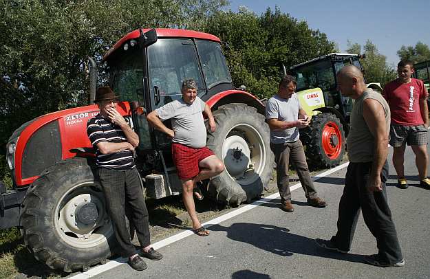 Prosvjedi ipak nisu gotovi! Dio seljaka u podne krenuo “na Zagreb”! Na putu ih zaustavila policija!