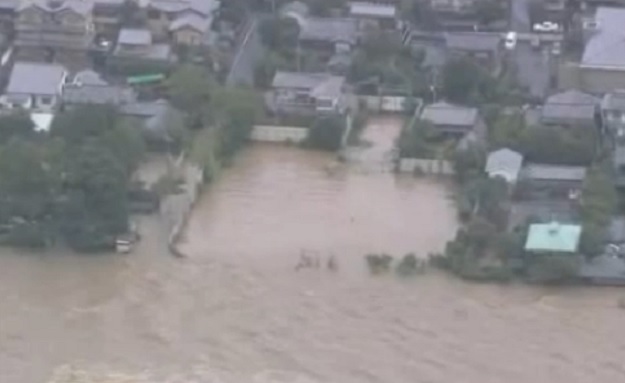 Snažan tajfun obrušio se na Japan: Više od pola milijuna ljudi evakuirano, 80.000 kućanstava bez struje