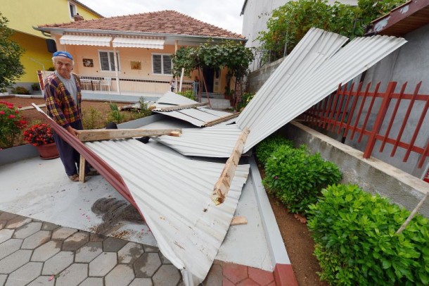 Pijavica raskrila krov, letjele daske, uništeno grožđe…