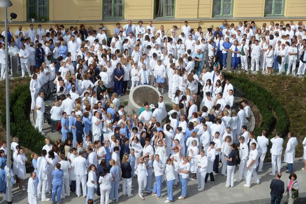 Liječnici i medicinske sestre u štrajku izašli pred bolnice: “Ustrajat ćemo u svojim zahtjevima”