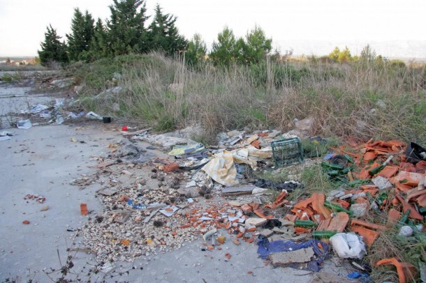 Raspadnuti madraci, leci, plastične vreće i drugo smeće