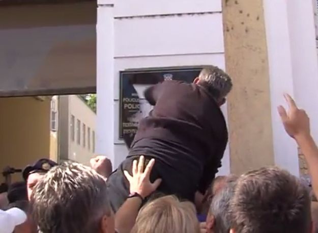 U Vukovaru ponovno postavljene dvojezične ploče, branitelji iz protesta ostavljaju uniforme
