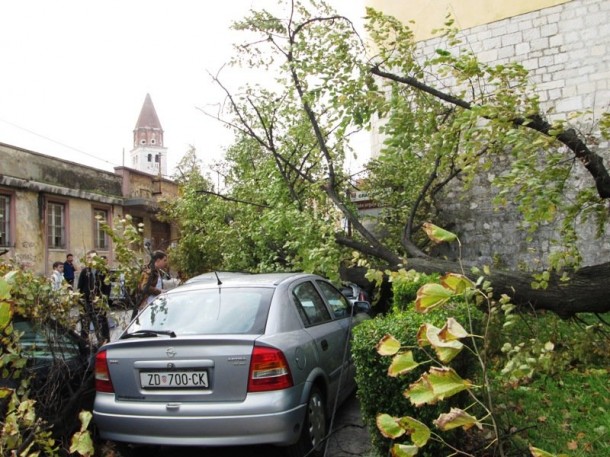 Orkanska bura ruši stabla i u središtu Zadra