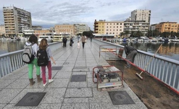 Mijenjaju se ploče na Gradskom mostu