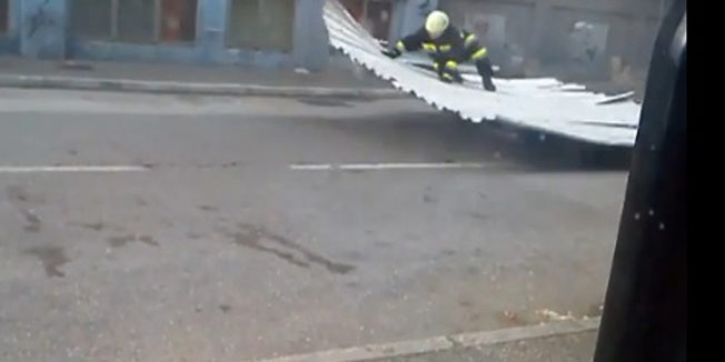VIDEO: NEVRIJEME U RIJECI Orkanska bura podigla vatrogasca u zrak!