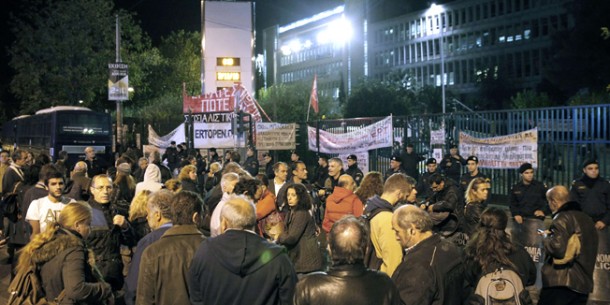 POLICIJA UPALA U ZGRADU DRŽAVNE TV Suzavcem istjerali prosvjednike koji su tamo od lipnja