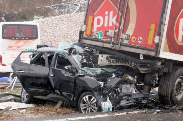 Trojica poginula jer su izišli iz automobila druge upozoriti na opasnost