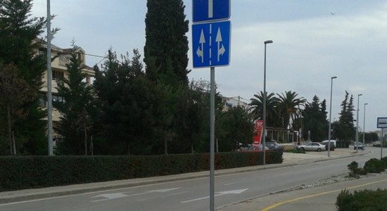 OPREZ: Prometni znak kod Uskoka u sredini biciklističke staze