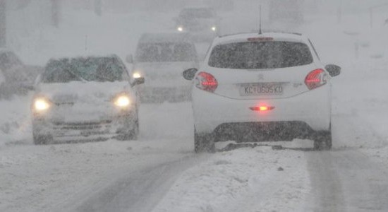 Zbog orkanske bure i snijega mnogobrojne su poteškoće i ograničenja u prometu
