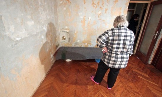 Teško bolesna i teško pokretna 72-godišnjakinja spava na starim vratima!