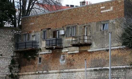 Klimavi balkoni prijete prolaznicima u Foši