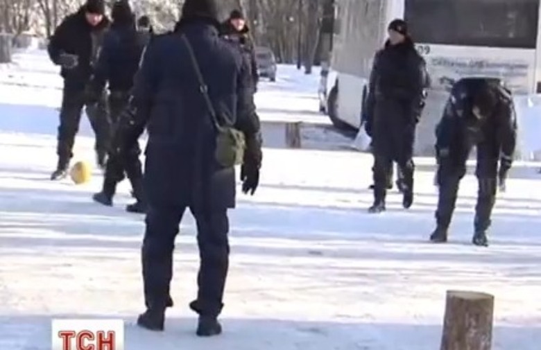 Ukrajina gori, a policajci se sanjkaju i ganjaju loptu kao Ševčenko!