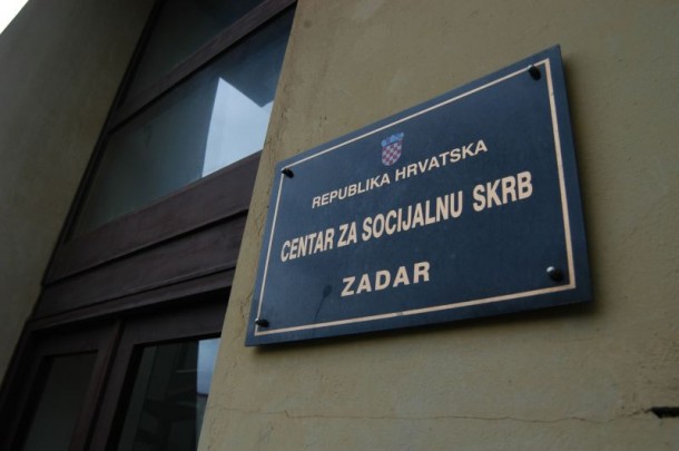 Centar za socijalnu skrb: Računovotkinja ravnateljici na glavu prosula sadržaj pepeljare