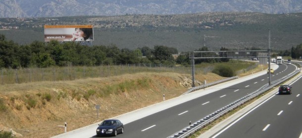 Nesreća na A1: kod Zadra izletio talijanski kombi – četiri osobe ozlijeđene