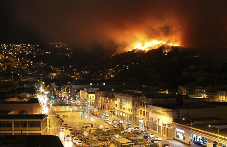 Požar “progutao” 500 kuća, 3000 ljudi evakuirano