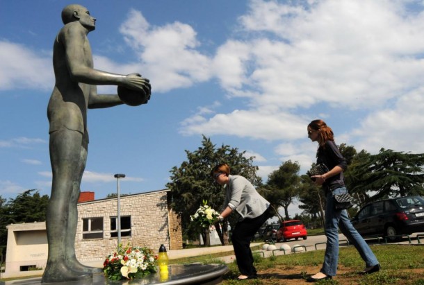 Počinje sanacija podloge na košarkaškom igralištu i osvijetljava se spomenik Krešimira Ćosića