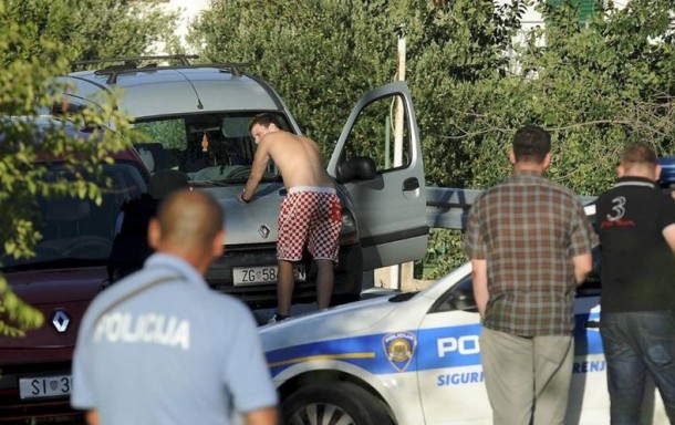 POBJEGAO JER SU GA MALTRETIRALI Uhićen bjegunac; Policajac u pancirki ušao u automobil i nagovorio ga na predaju