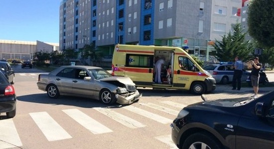 PROMETNA NESREĆA NA OPASNOM RASKRIŽJU Vozačica lakše ozlijeđena