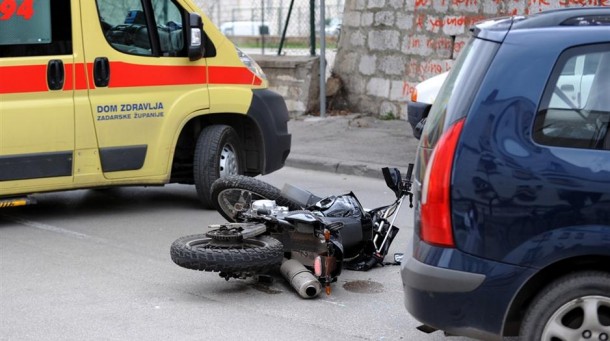 TEŠKA PROMETNA NESREĆA NA LIBURNSKOJ OBALI 25-godišnji vozač motora u životnoj opasnosti