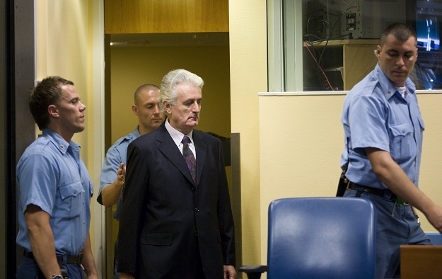 Traže doživotni zatvor za Karadžića: “Žene su po danu čistile krv i tijela, a po noći su silovane”