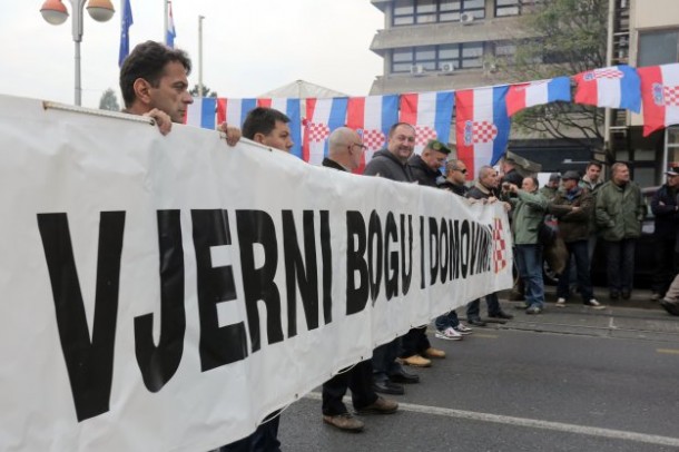 Tisuću vojnih invalida i ratnih veterana okupiralo Markov trg: “Zorane, mi smo tu, vjerni Bogu i Domovini”