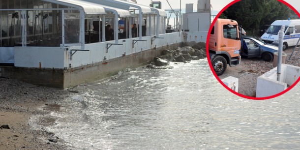 RUŠI SE KAFIĆ PORTHOS NA PLAŽI KOLOVARE Vlasniku pozlilo, završio u bolnici, sve osigurava interventna