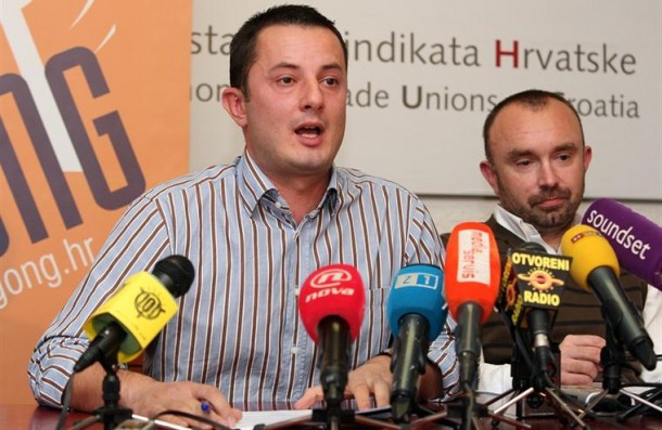 HDZ-ovci u Ričinama stoje pored biračkih mjesta i nagovaraju na glasovanje za Grabar Kitarović