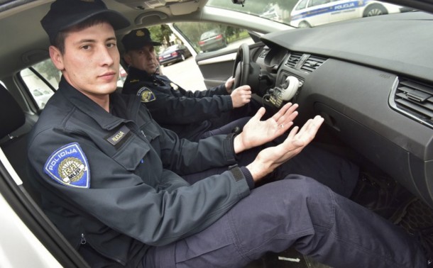 HRABRI ZADARSKI POLICAJCI Propucanoj bebi dvaput spasili život na putu do bolnice