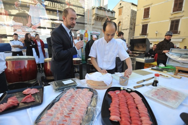 Na Narodnom trgu jutros se pripremala tuna i sushi